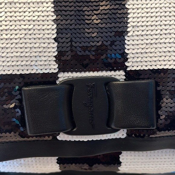 NWT SALVATORE FERRAGAMO VIVA BOW NERO FABRIC BIANCO/NERO SEQUIN BAG. - Picture 4 of 8
